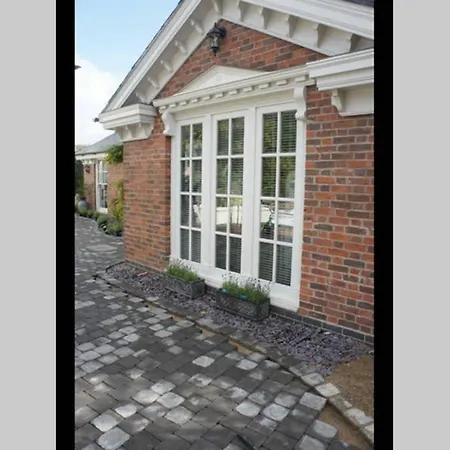 The Lodge At The Cedars Stourbridge Exterior photo